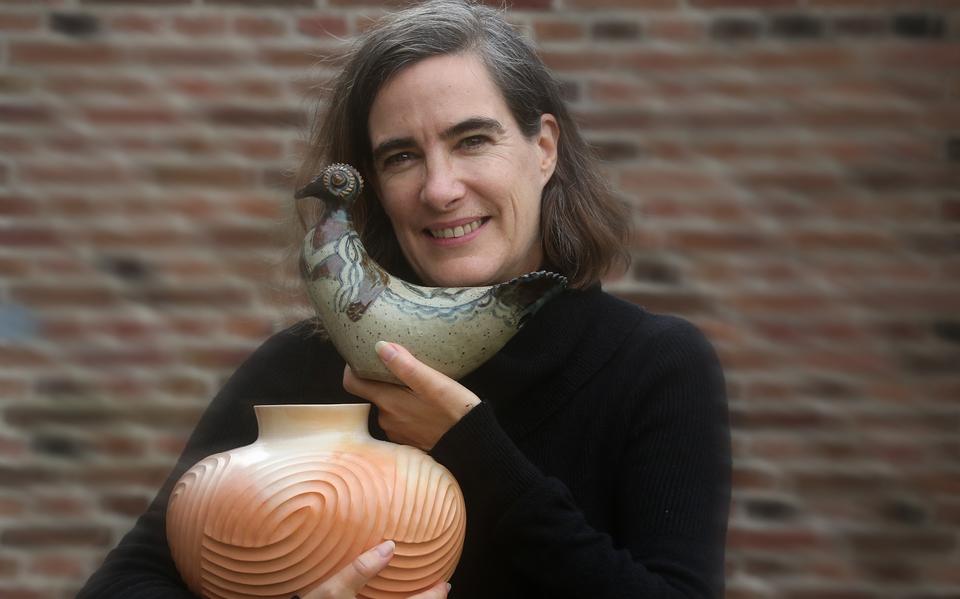 Wendy Gers toont twee stukken uit haar verzameling: een vogel gemaakt door Euriel Damarte voor Rorke's Drift (1988), en een vaas van Nesta Nala voor Ian Garrett (2000).