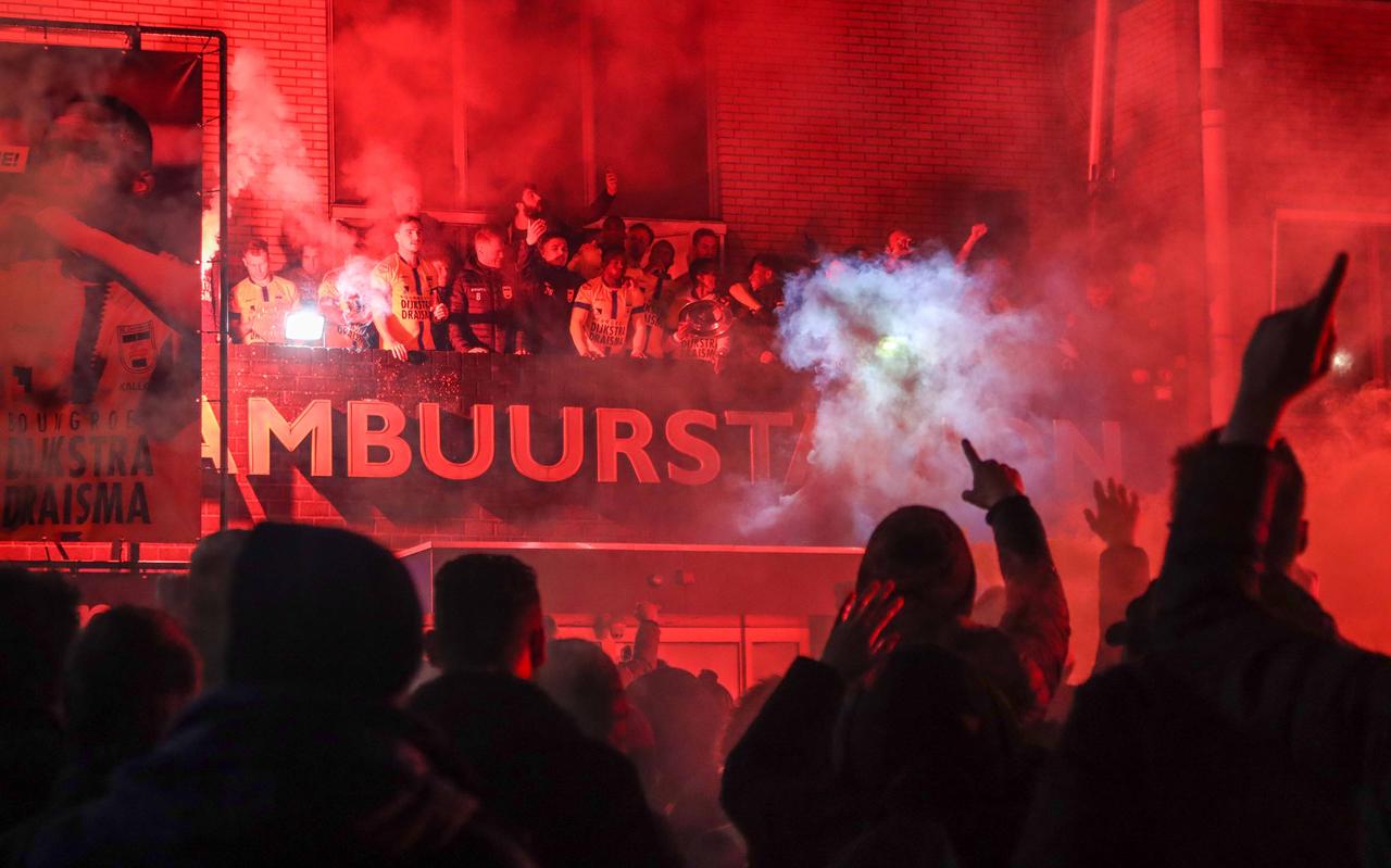 Cambuurfans vieren feest in Leeuwarden, eind april. Cambuurfans vieren feest in Leeuwarden, eind april.