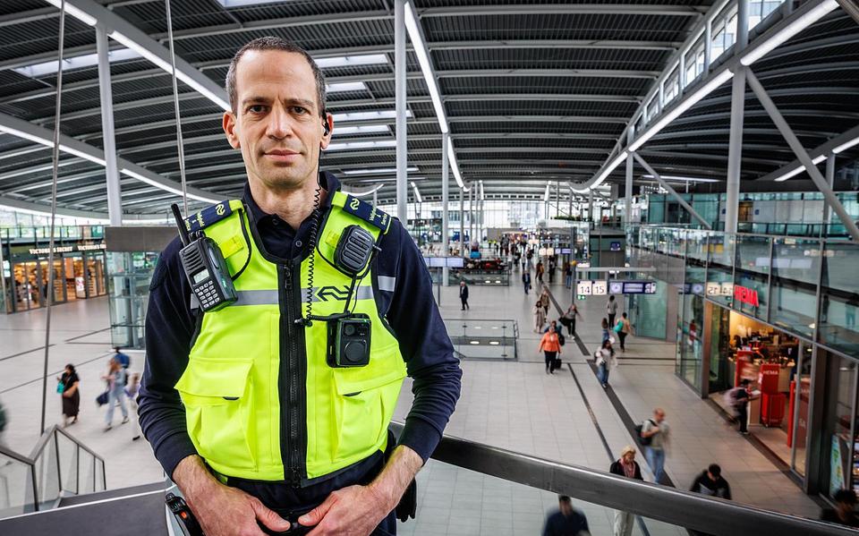 Volgens Itai Birger van de NS ligt de aanvraag voor wapenstokken bij het ministerie van Justitie.