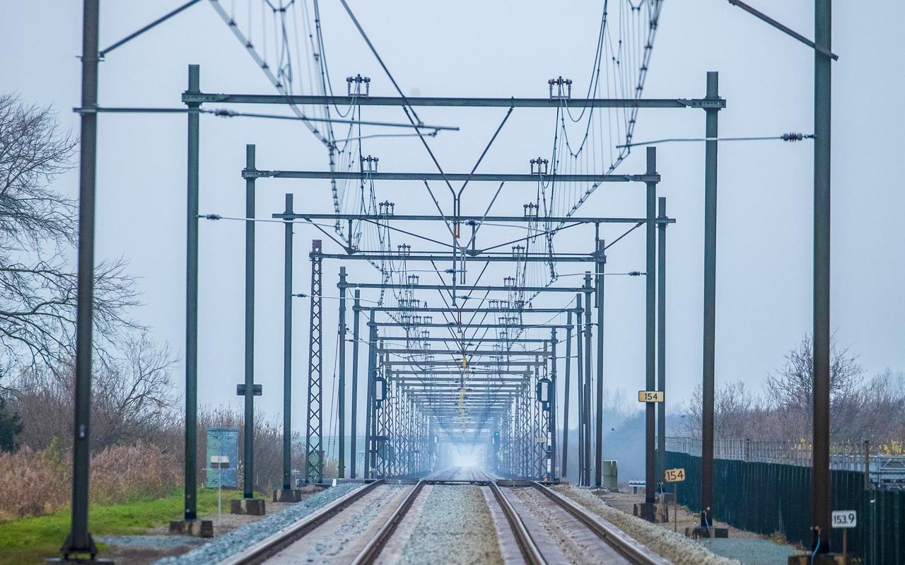 De spoorlijn tussen Grou en Leeuwarden. FOTO ARCHIEF