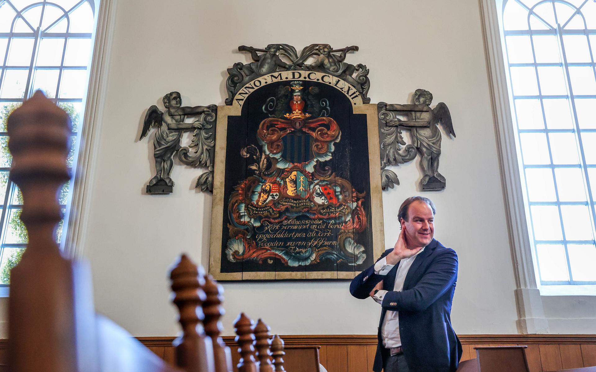Nazaat onthult memoriebord van voorvader in kerk Schettens. ,,Hij kijkt wat nors.''