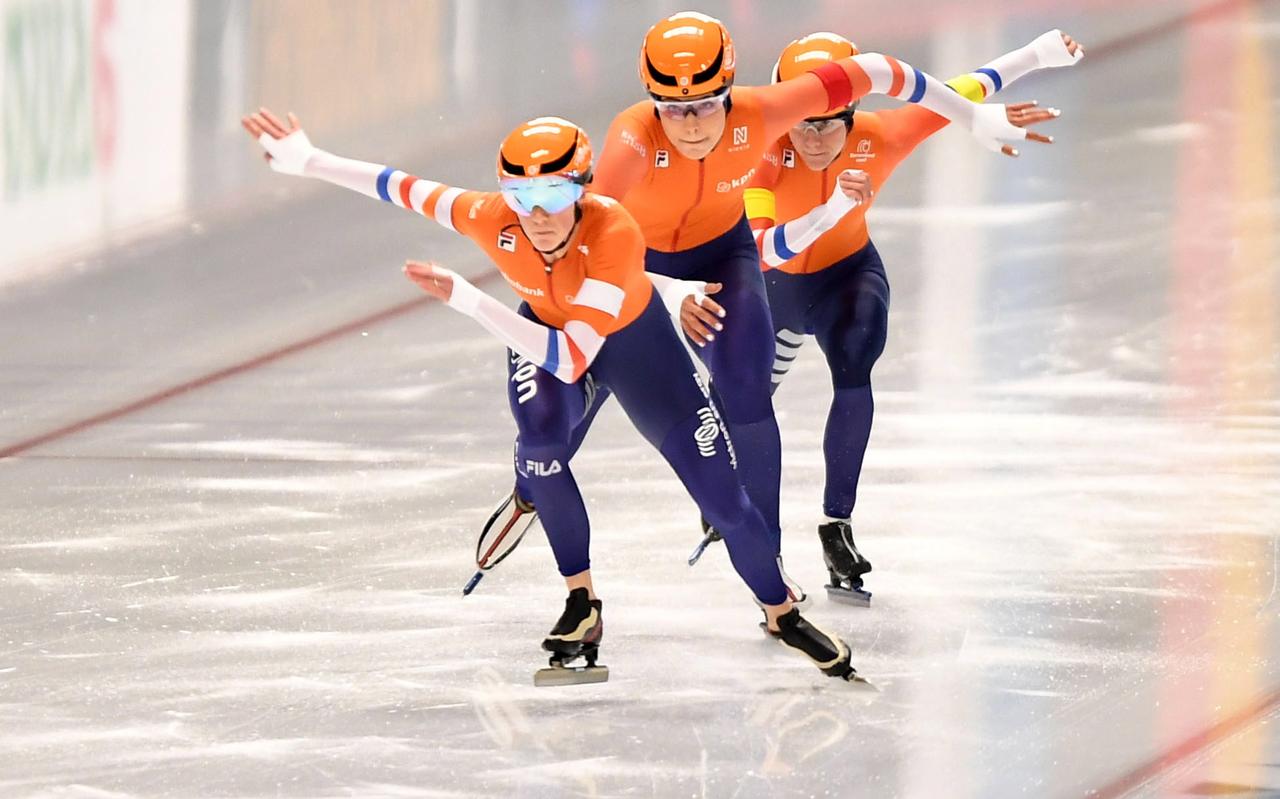 Janine Smit (vooraan) is met Jutta Leerdam en Letitia de Jong op weg naar de wereldtitel teamsprint. Janine Smit (vooraan) is met Jutta Leerdam en Letitia de Jong op weg naar de wereldtitel teamsprint.