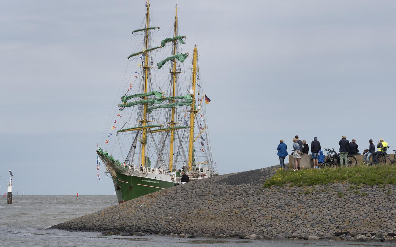 De Duitse driemastbark Alexander von Humboldt II tijdens de Tall Ships Races in Harlingen van 2022.