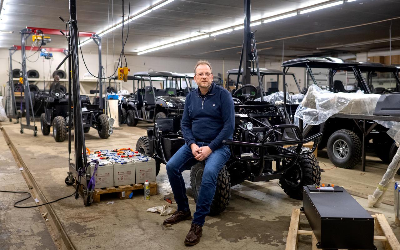 Oprichter en directeur Theo de Jong van Frisian Motors in een van de hallen in Bakkeveen waar de elektrische terreinwagens van het bedrijf in elkaar worden gezet. Oprichter en directeur Theo de Jong van Frisian Motors in een van de hallen in Bakkeveen waar de elektrische terreinwagens van het bedrijf in elkaar worden gezet.