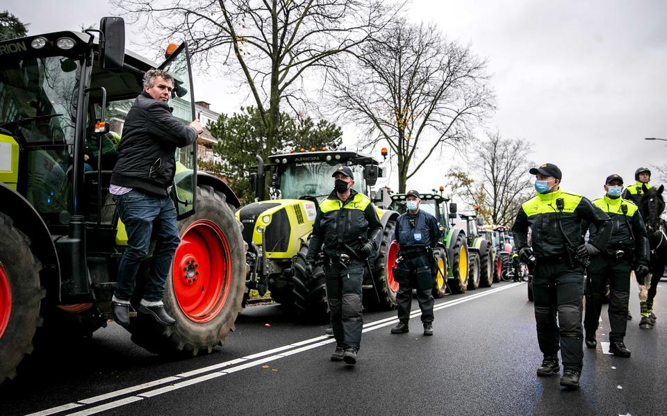 Tractoren op de Benoordenhoutseweg voor de actie van boerenactiegroep Farmers Defence Force (FDF). 