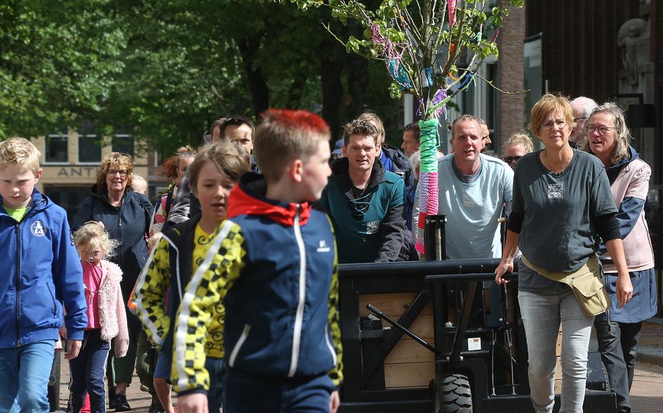 Kinderen en volwassenen uit Lekkum en Snakkerburen trekken een ,,nieuwsgierige'' perenboom vanaf de Sint-Bonifatiuskerk naar De Blokhuispoort in Leeuwarden.