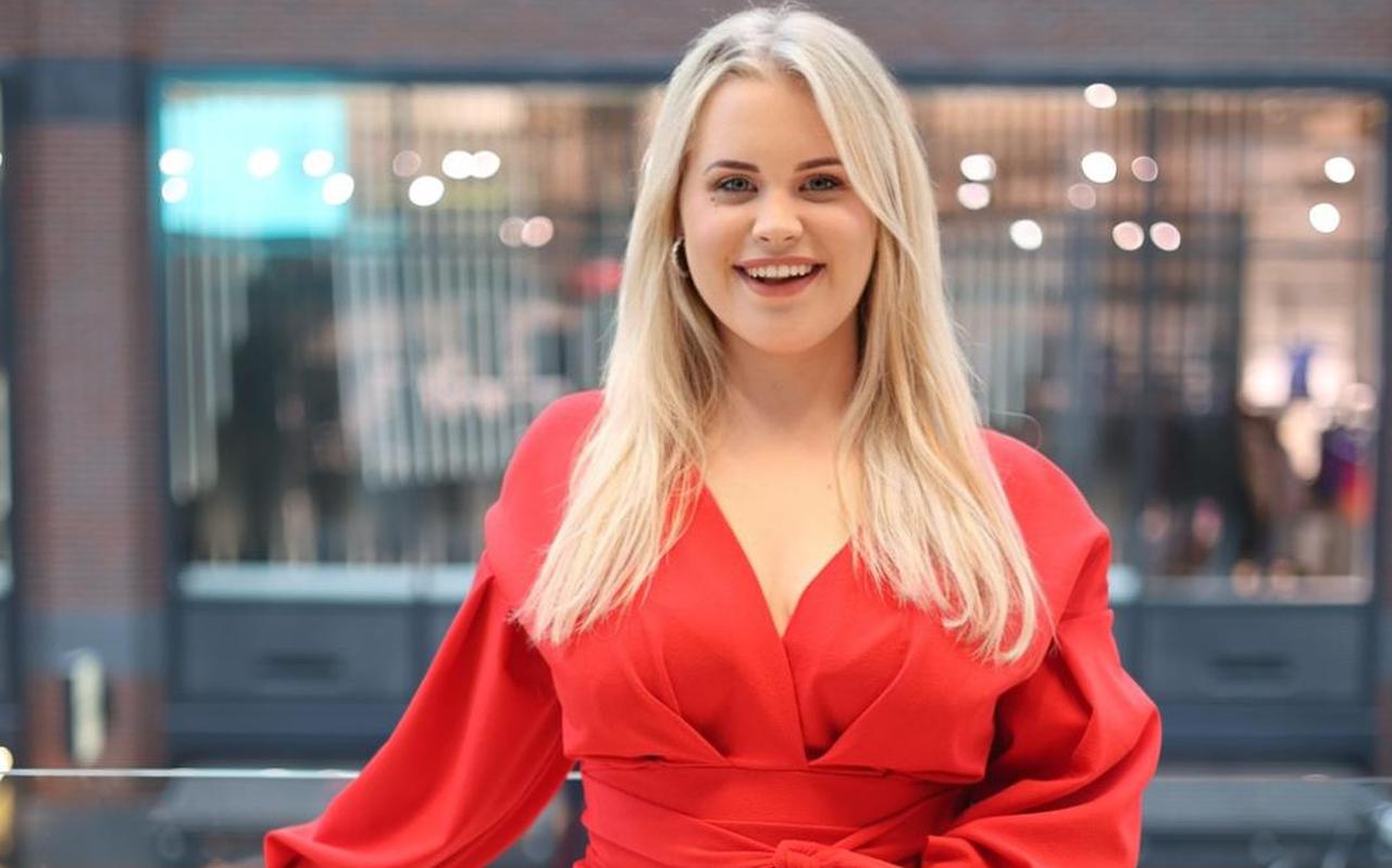 Nathalie Miedema, hier op de foto gezet na de succesvolle casting-dag: 'Mocht je kansen krijgen, pak ze met beide handen aan' Nathalie Miedema, hier op de foto gezet na de succesvolle casting-dag: 'Mocht je kansen krijgen, pak ze met beide handen aan'