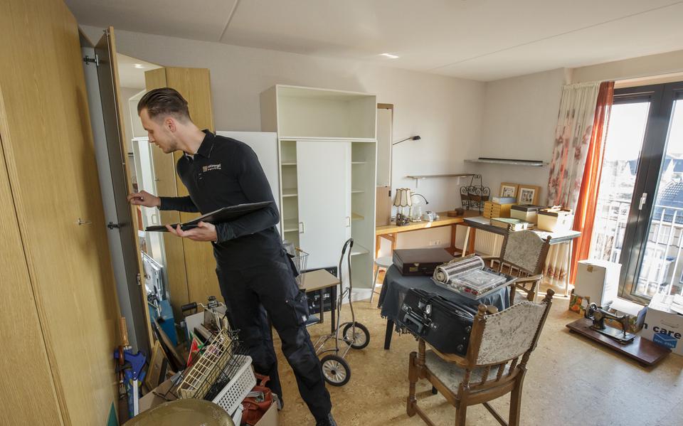 Ouderen horen vaak ineens dat ze binnen een week moeten verhuizen naar een verpleeghuis. Op deze archieffoto inspecteert Tim van der Veen, mede-eigenaar van Ontzorgd Verhuizen, een seniorenappartement.