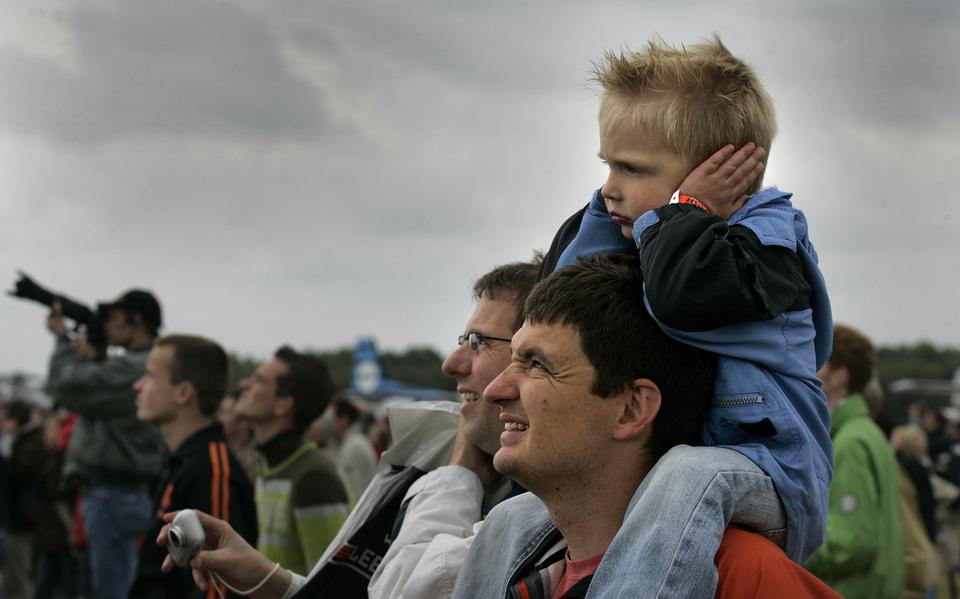 Een kind heeft last van vliegtuiggeluid bij Vliegbasis Leeuwarden. 