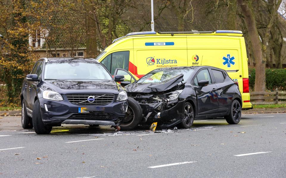 Bij een botsing in Wijnaldum raakte een automobilist gewond.