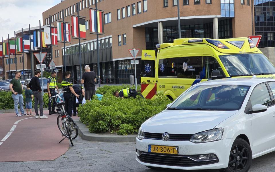 Een fietser is zaterdagmiddag gewond geraakt bij een aanrijding op de Stationsweg in Leeuwarden.