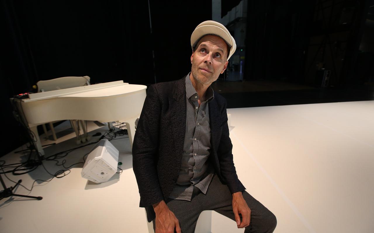 Martin Fondse in het decor van de kinder-dansvoorstelling De troostprijs van dansgroep De Stilte, een van de dingen waarmee festival City Proms woensdag rustig begon. Martin Fondse in het decor van de kinder-dansvoorstelling De troostprijs van dansgroep De Stilte, een van de dingen waarmee festival City Proms woensdag rustig begon.