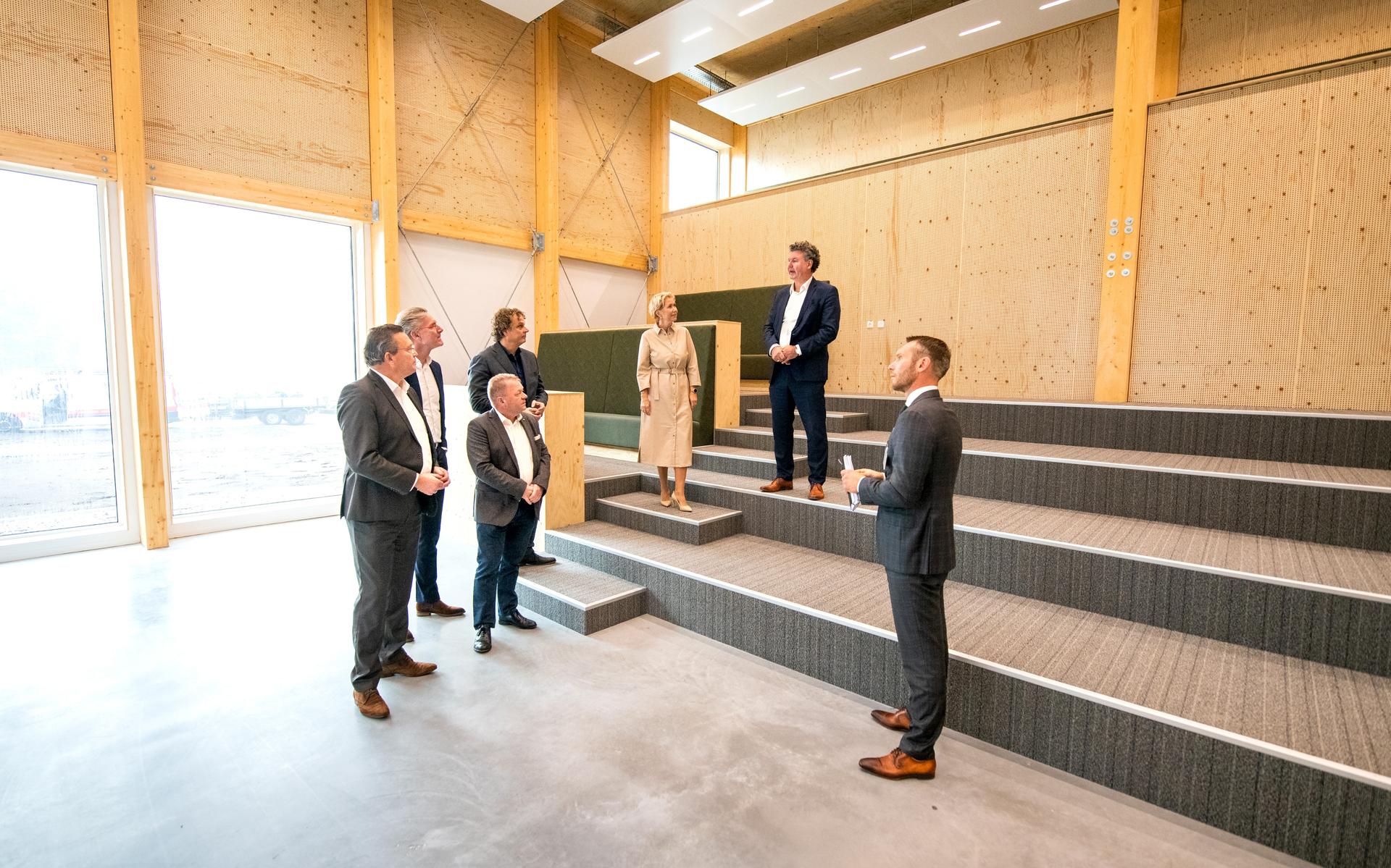 Ondertekenaars van de samenwerkingsalliantie van Drachten in oktober in het nieuwe schoolgebouw.