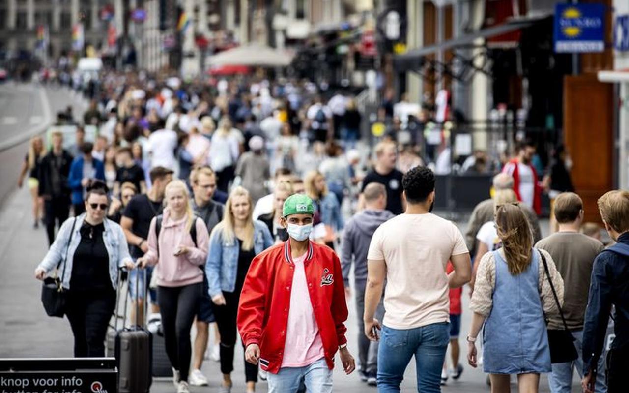 Toeristen en dagjesmensen op het Damrak. Toeristen en dagjesmensen op het Damrak.