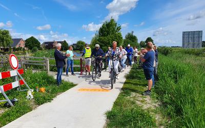 Wethouder Kees Arendz opende woensdagochtend het fietspad tussen Deinum en Dronryp. 