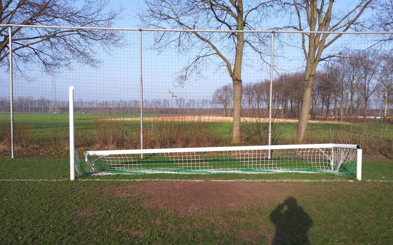 Gebroken doelpalen op een Limburgs voetbalveld, in een poging de wedstrijd in een feestweekeinde te saboteren.