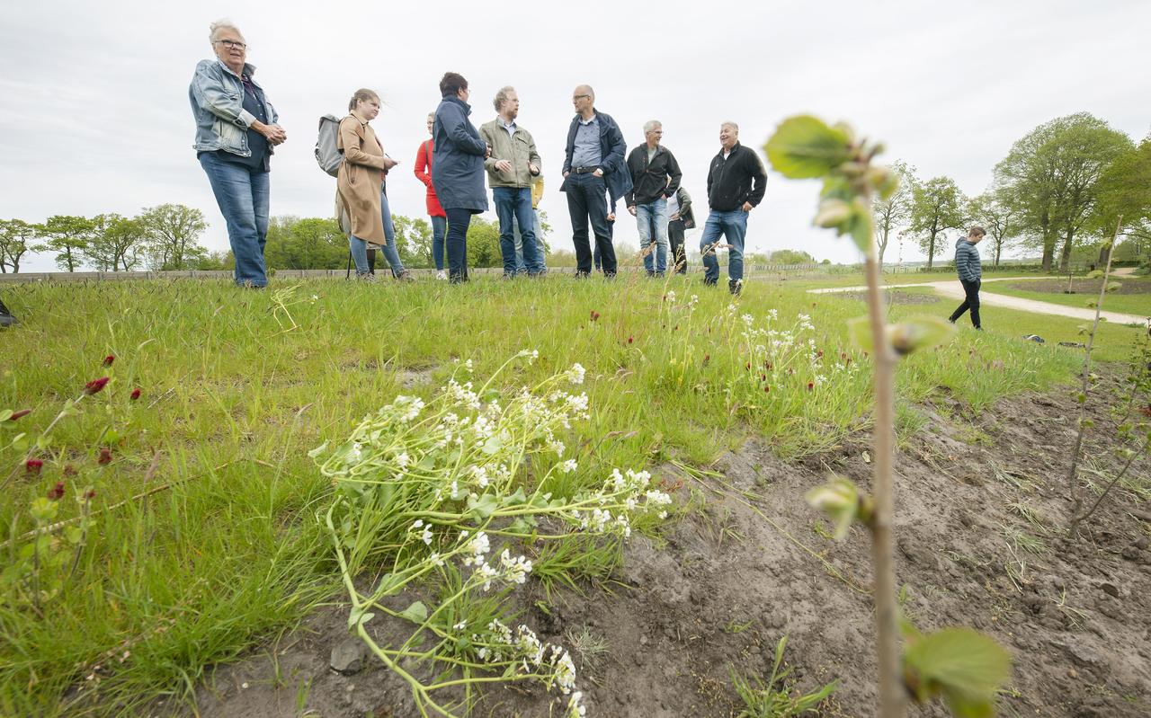 Anne Pieter Nicolai van de gemeente Tytsjerksteradiel leidt een aantal mensen rond in het voedselpark, onder wie wethouder Tytsy Willemsma die het park opent. Anne Pieter Nicolai van de gemeente Tytsjerksteradiel leidt een aantal mensen rond in het voedselpark, onder wie wethouder Tytsy Willemsma die het park opent.