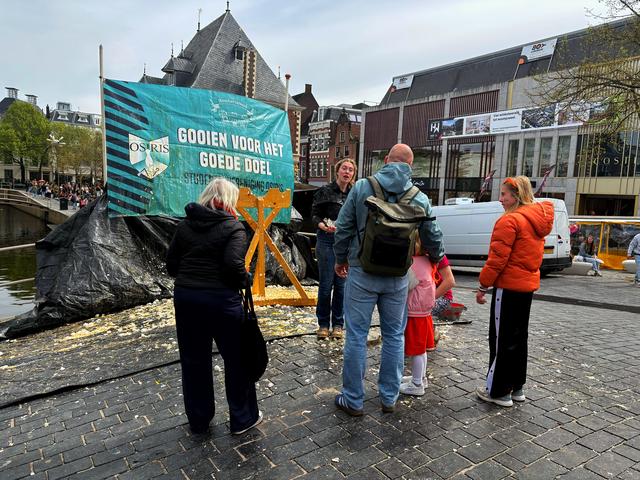 Eieren gooien op studenten voor zieke kinderen