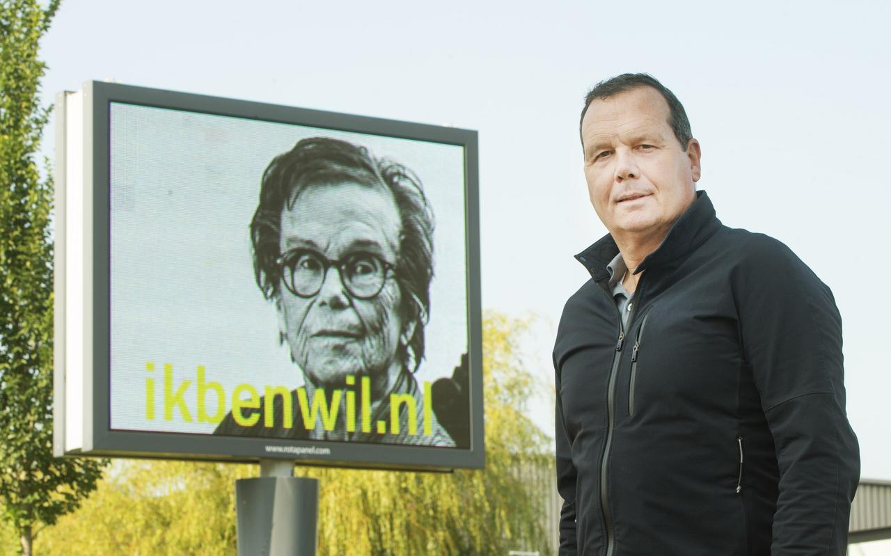 Titus Vogt voor het billboard met het portret van zijn moeder Wil. 