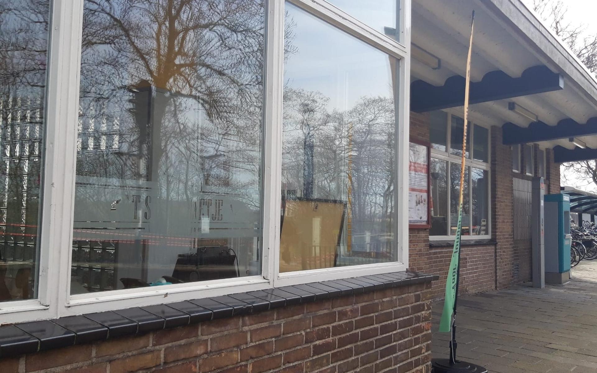 't Stationnetje in Hurdegaryp verbaast jongeren en lokt ze uit de tent - Leeuwarder Courant