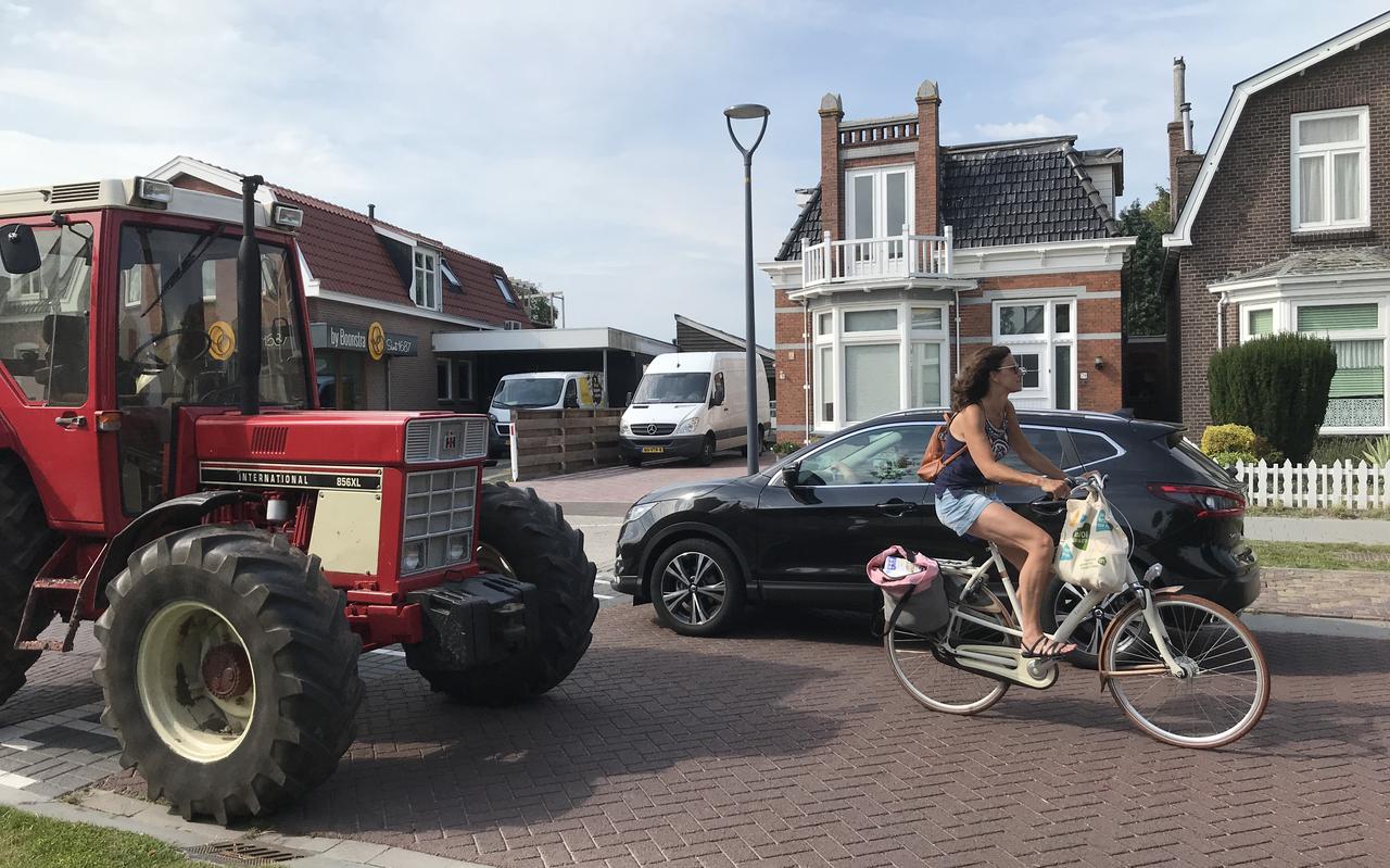 Een bewoner parkeerde een week geleden een trekker op de Meyerweg in De Knipe, om de vaart eruit te halen.
