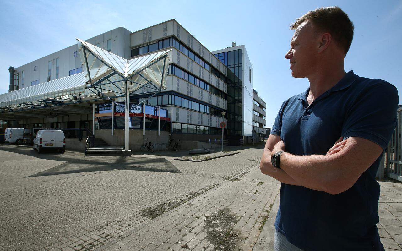 Jaap Hoekstra bij het oude Postsorteercentrum in Leeuwarden. Een van de panden die hij kocht en nu verhuurklaar maakt. Jaap Hoekstra bij het oude Postsorteercentrum in Leeuwarden. Een van de panden die hij kocht en nu verhuurklaar maakt.