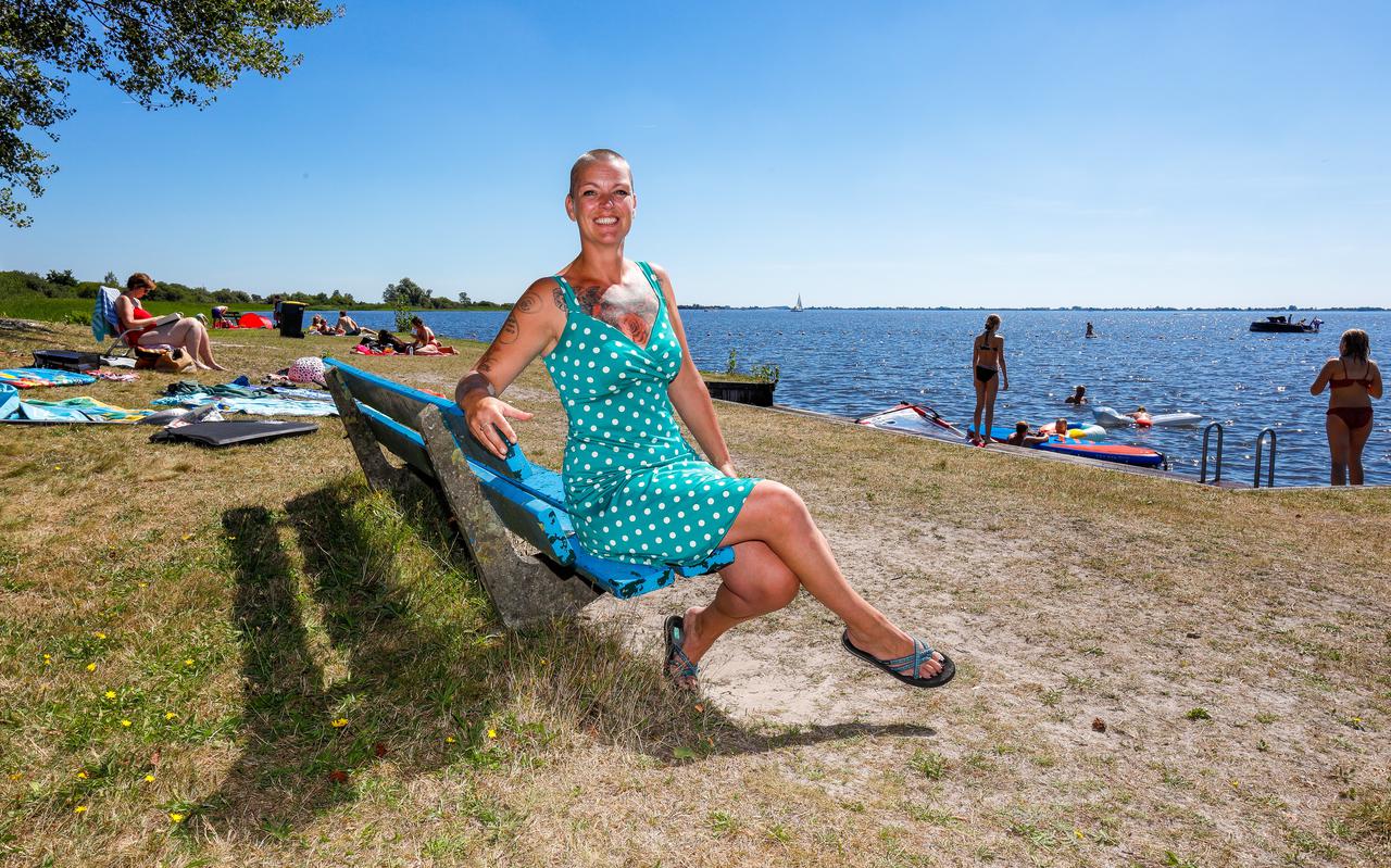 De nieuwe beheerder Inge Postma op het strandje De Ulesprong.