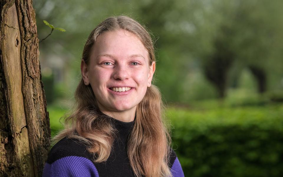 Anna Lania (18) uit Zuidhorn zakte vorig jaar voor het vwo, slaagde via een speciale regeling alsnog voor de havo en doet nu weer examen vwo