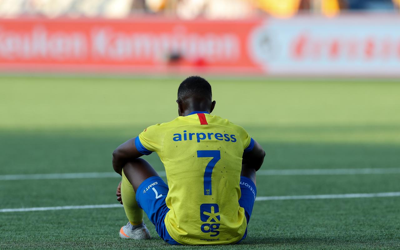 De teleurstelling overheerst bij Issa Kallon na de 2-2 in Oss. De teleurstelling overheerst bij Issa Kallon na de 2-2 in Oss.