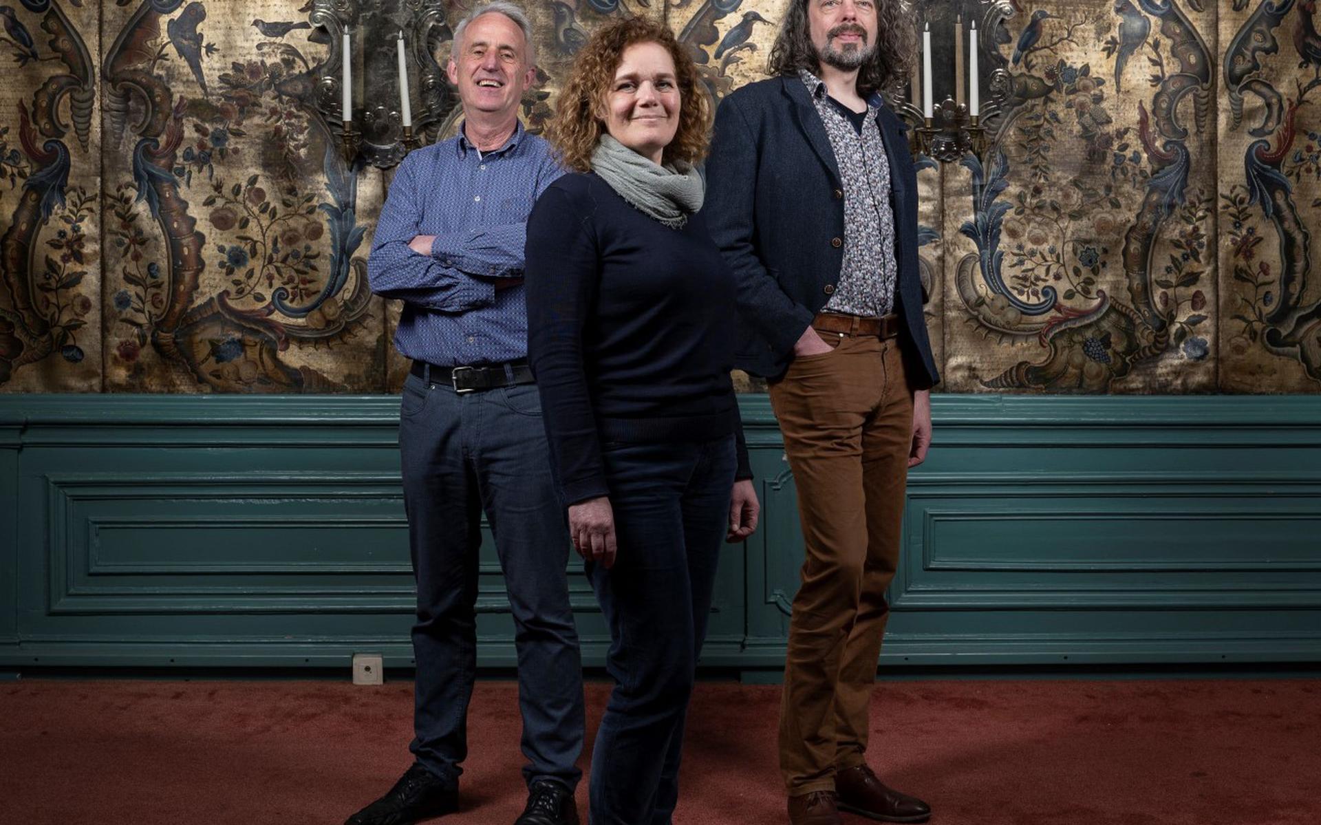 Josse Pietersma (rechts) naast directeuren Manon Borst van Museum Martena en Adrie Warmenhoven van het Eise Eisinga Plantearium. 