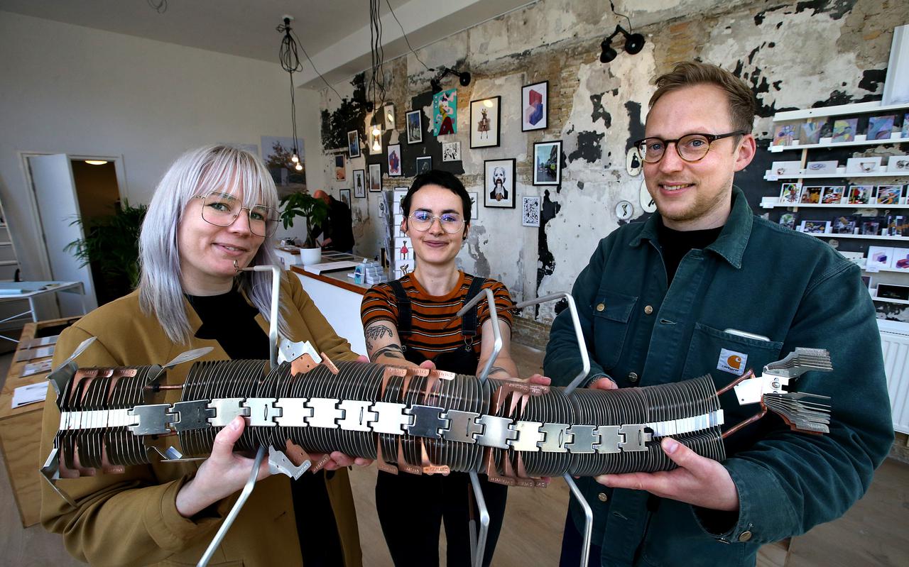 Marleen Stoelwinder, Alex Wening en Koen Haringa met het pronkstuk van pop-up-winkel Ben Zo Terug: een lamp van Marsja van der Ven à 985 euro.