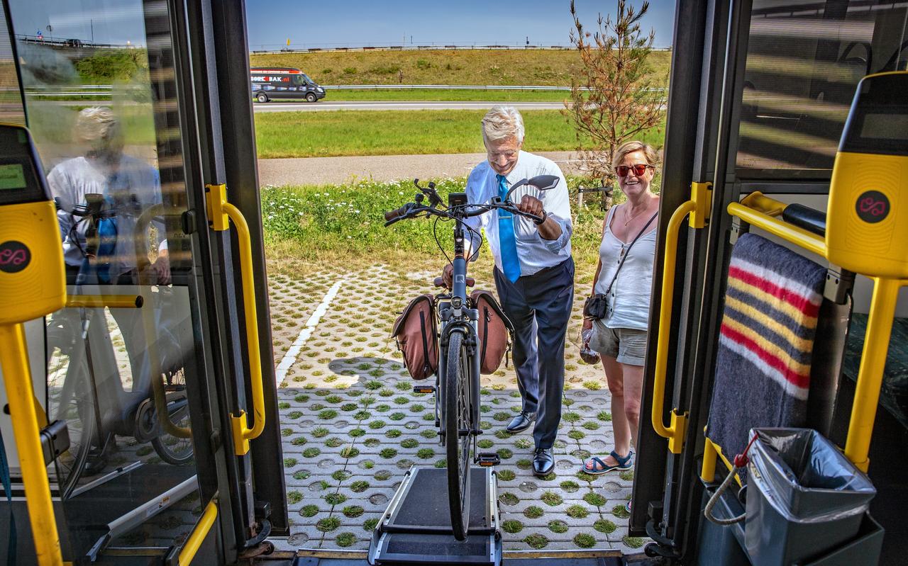 Fiets en openbaar vervoer zijn nodig voor een klimaat neutrale Friese mobiliteit. Fiets en openbaar vervoer zijn nodig voor een klimaat neutrale Friese mobiliteit.