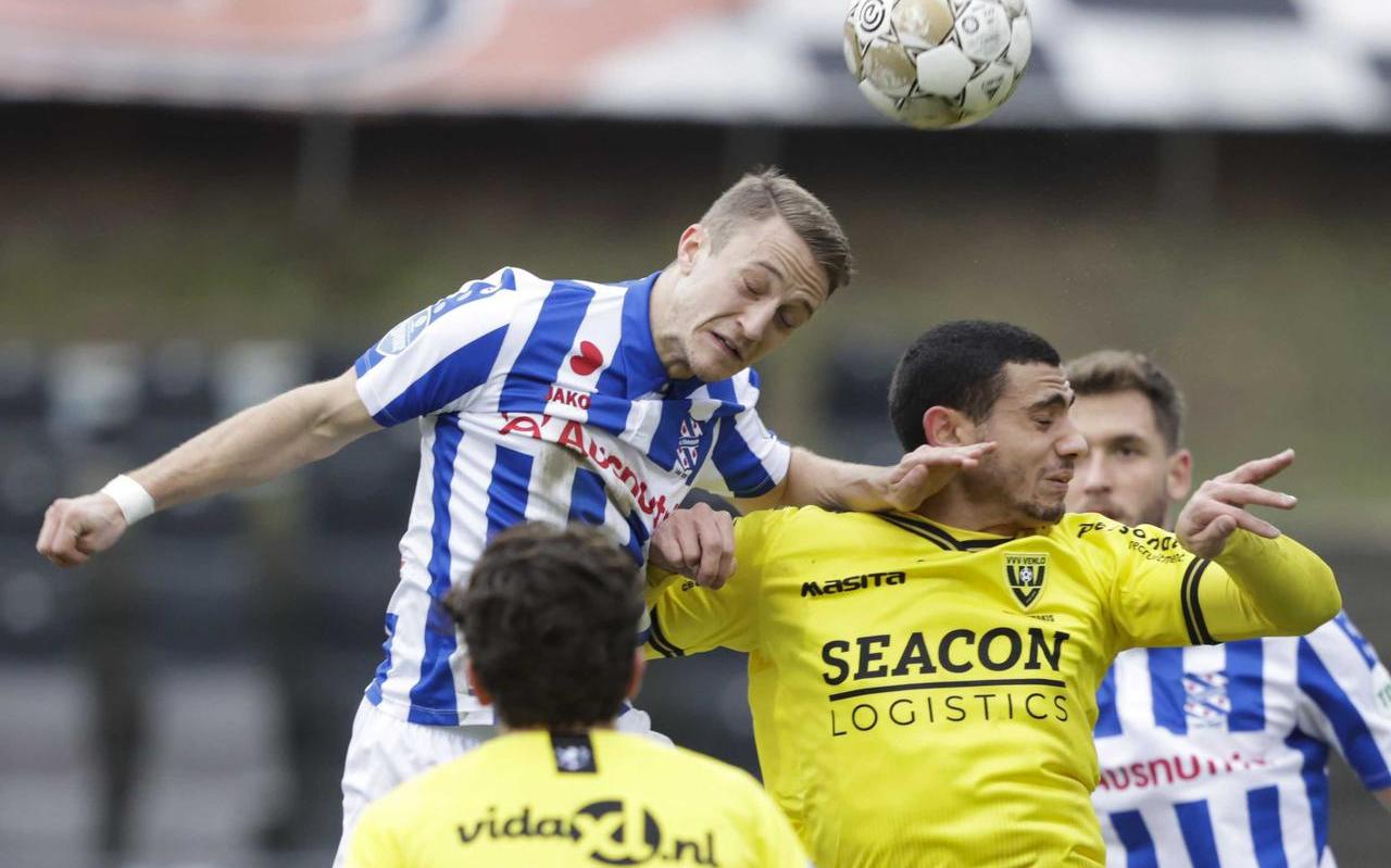 Tibor Halilovic torent hoog uit boven VVV-spits Georgios Giakoumakis, de topscorer van de eredivisie. Tibor Halilovic torent hoog uit boven VVV-spits Georgios Giakoumakis, de topscorer van de eredivisie.