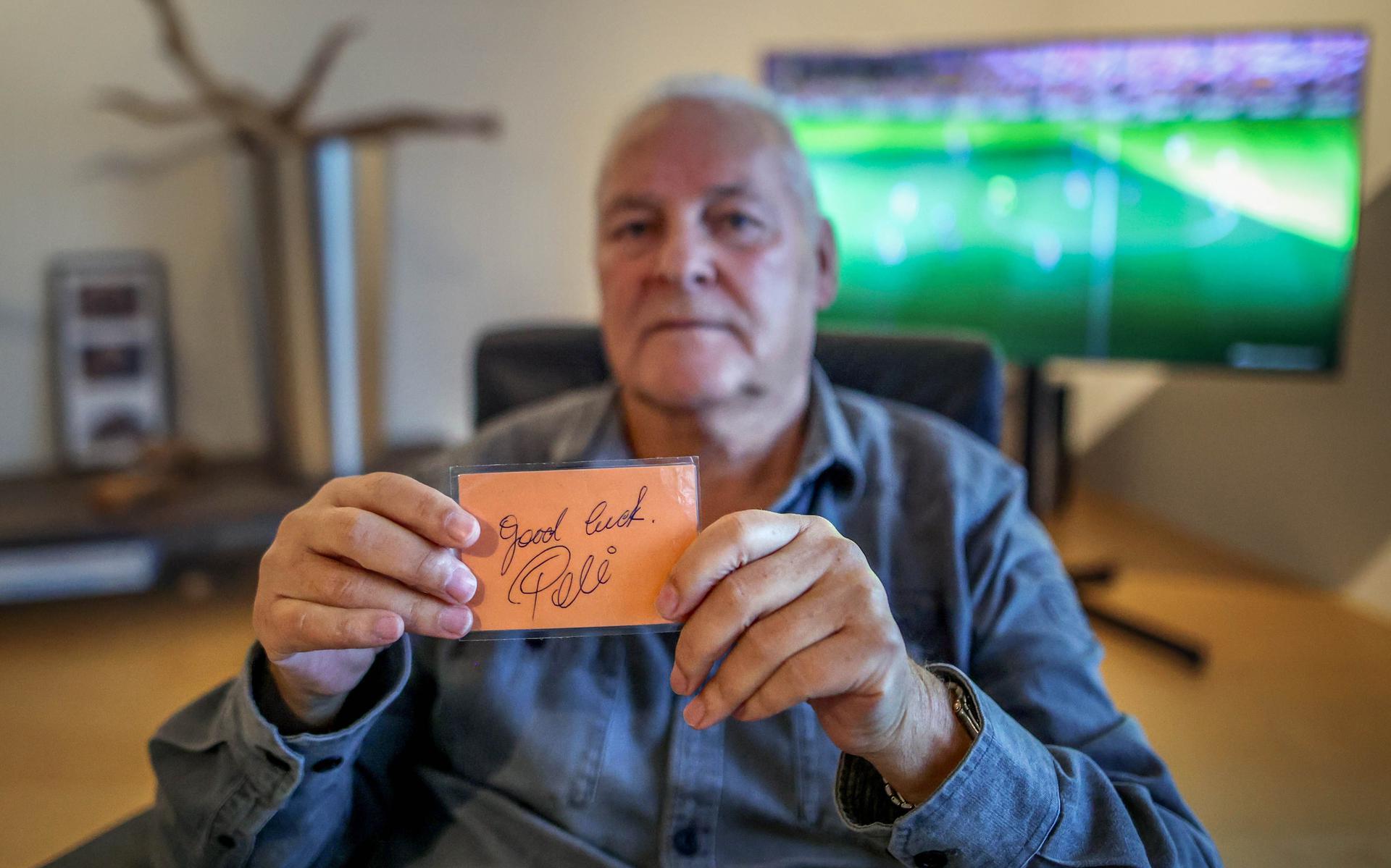 Tjitze van der Wal met het Pelé-kaartje. 