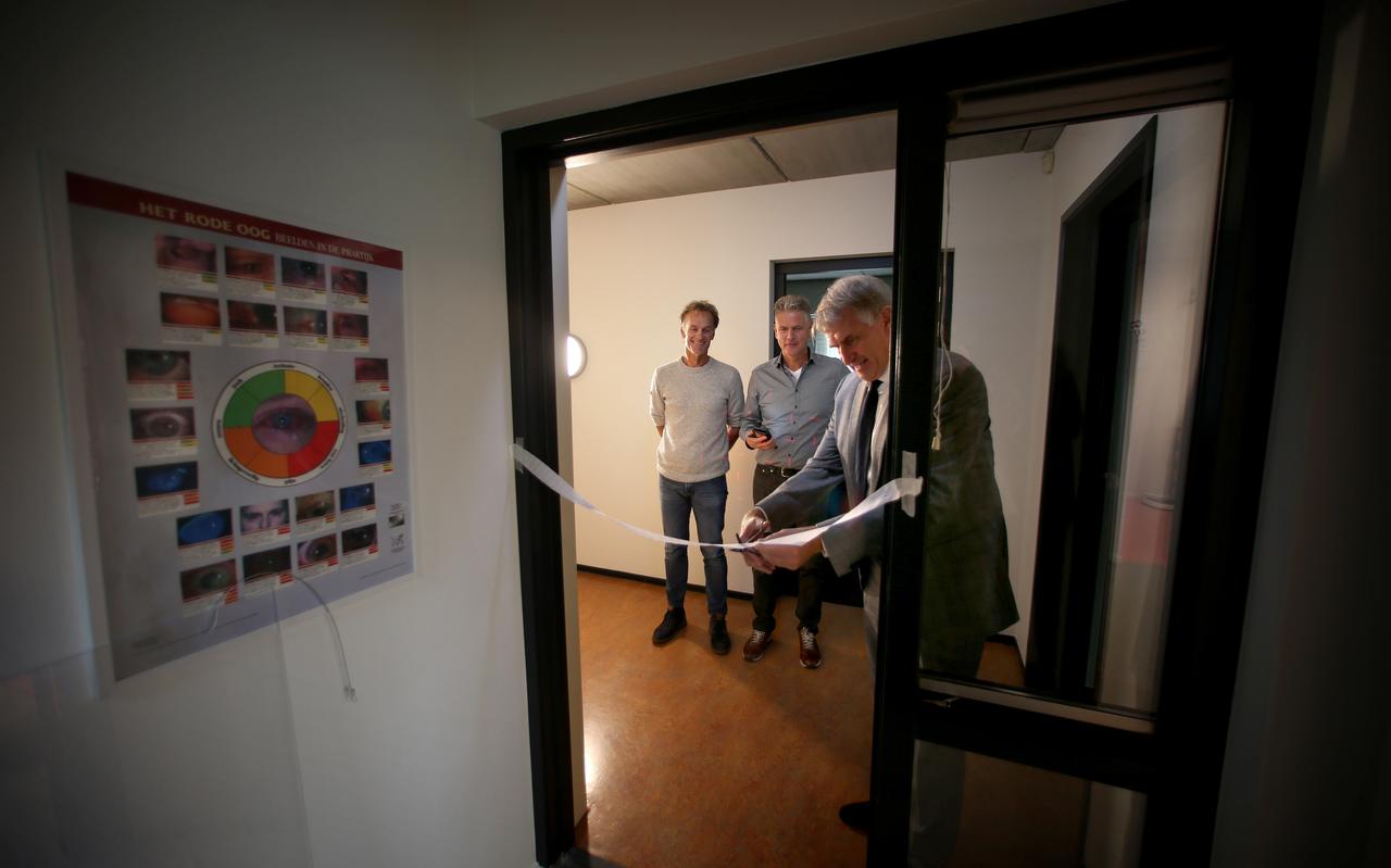 Gedeputeerde Douwe Hoogland in Harlingen opent de nieuwe spreekkamer van de gezamenlijke huisartsenpraktijk van Guus Blok en Jan Waling Huisman. Gedeputeerde Douwe Hoogland in Harlingen opent de nieuwe spreekkamer van de gezamenlijke huisartsenpraktijk van Guus Blok en Jan Waling Huisman.