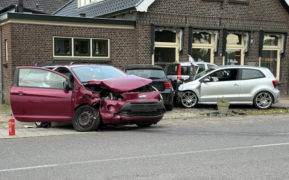 Twee auto's waren betrokken bij een botsing bij Skûlenboarch, waarna de voertuigen op drie geparkeerde auto's botsten.