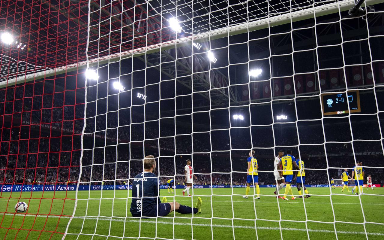 Cambuur-doelman Sonny Stevens zit na de 3-0 verslagen op de grond. Cambuur-doelman Sonny Stevens zit na de 3-0 verslagen op de grond.