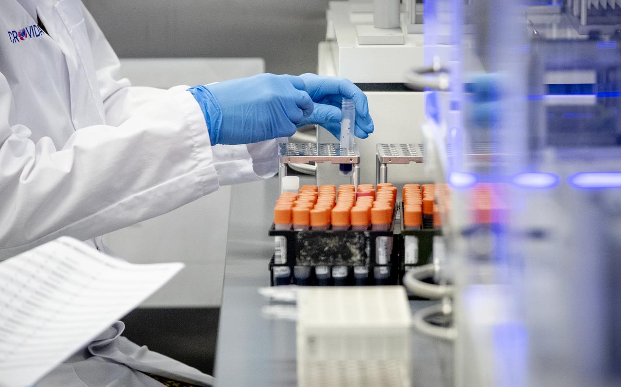 Medewerkers testen op infectieziekten in het laboratorium van Microvida in het Bravis ziekenhuis. In het laboratorium wordt getest op het coronavirus. 