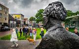 De onthulling van het standbeeld van Fedde Schurer op de nieuwe plek aan de Kerkstraat in Heerenveen, eind juli.