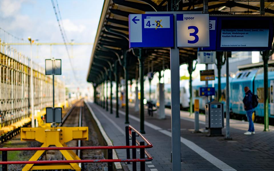 De sporen van NS bleven vrijdag leeg in Leeuwarden vanwege de staking in Midden-Nederland