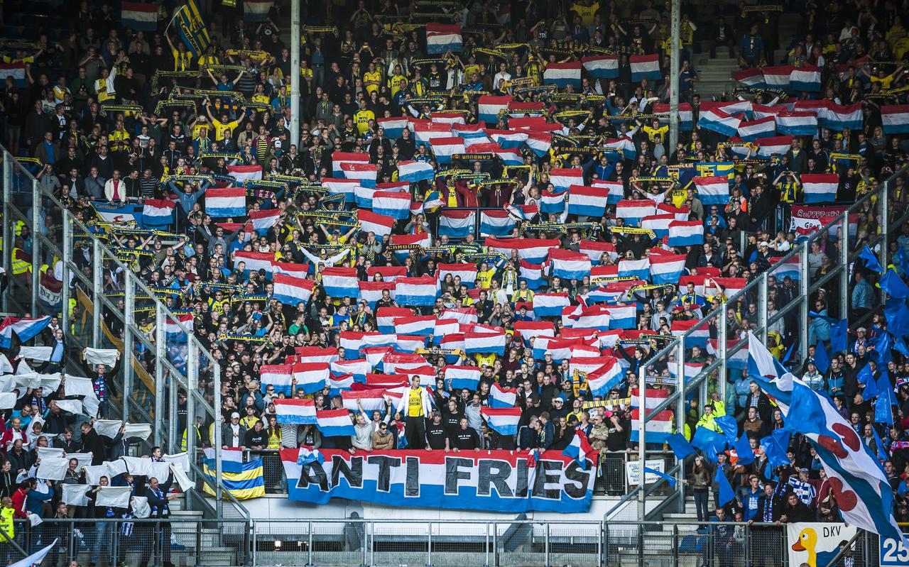 Cambuur-supporters laten zien dat ze niks met Friesland hebben tijdens de derby tegen SC Heerenveen in het Abe Lenstra-stadion in 2013.