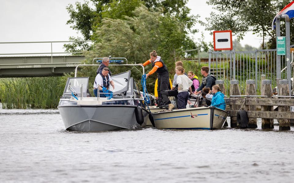 De brandweer schiet het zeilbootje dat vast kwam te zitten in een spoorbrug te hulp.