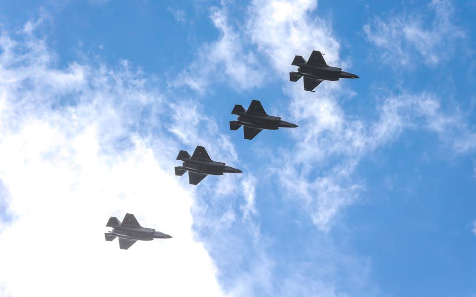 Vier Nederlandse F-35's vliegen in formatie tijdens de grote internationale oefening Frisian Flag eerder dit jaar. 