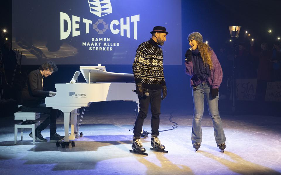 Thijs Meester en Maike Boerdam zingen een duet, op de piano begeleid door Wiebe Kaspers.