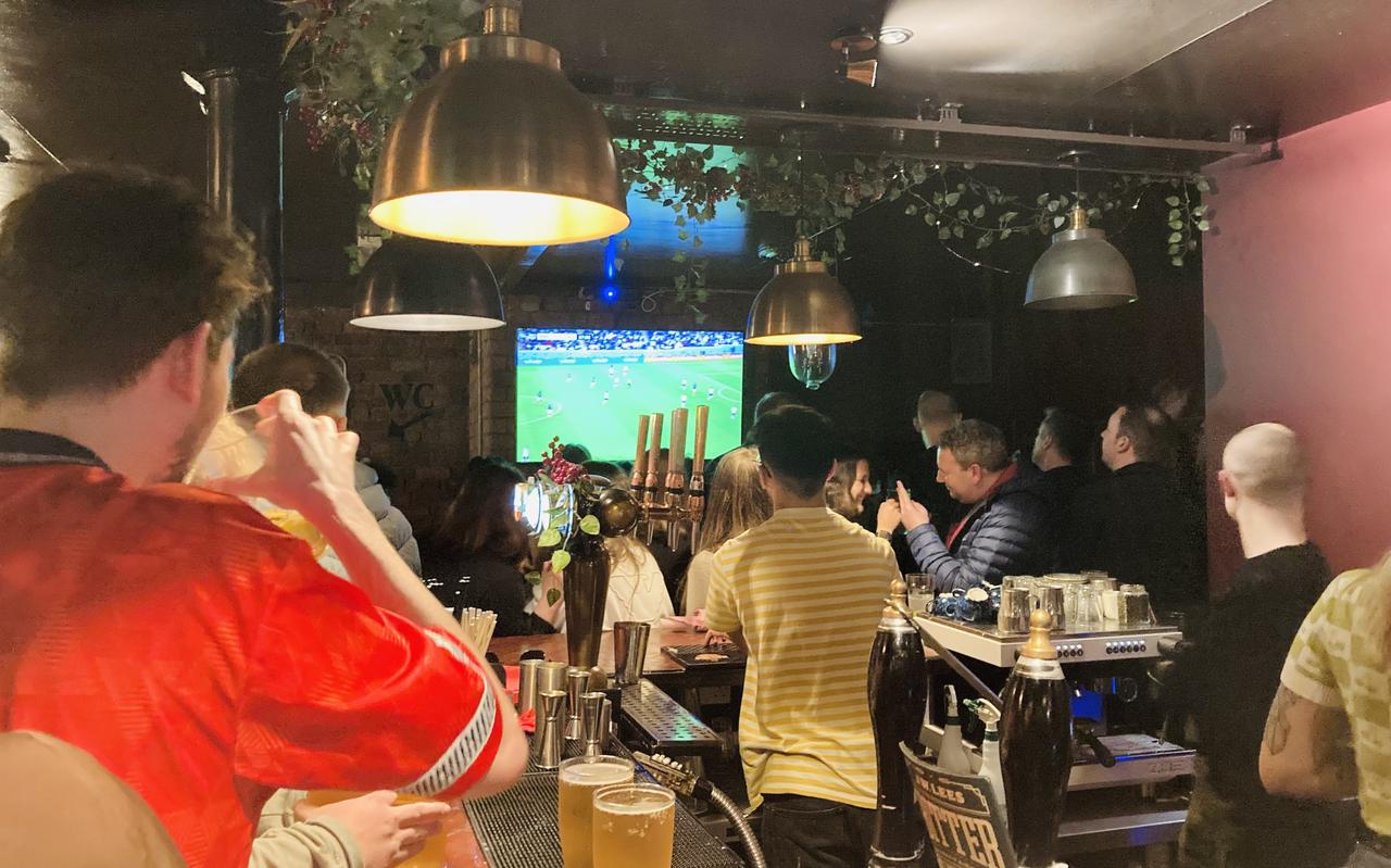 In de pub Affleck & Brown in Manchester volgen supporters van Manchester City en Manchester United samen de wedstrijd Engeland-Frankrijk.