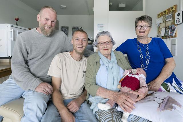 Vijf generaties in één familie in Leeuwarden: van beppe Ella (96) tot de pasgeboren Emila. ‘Dit komt