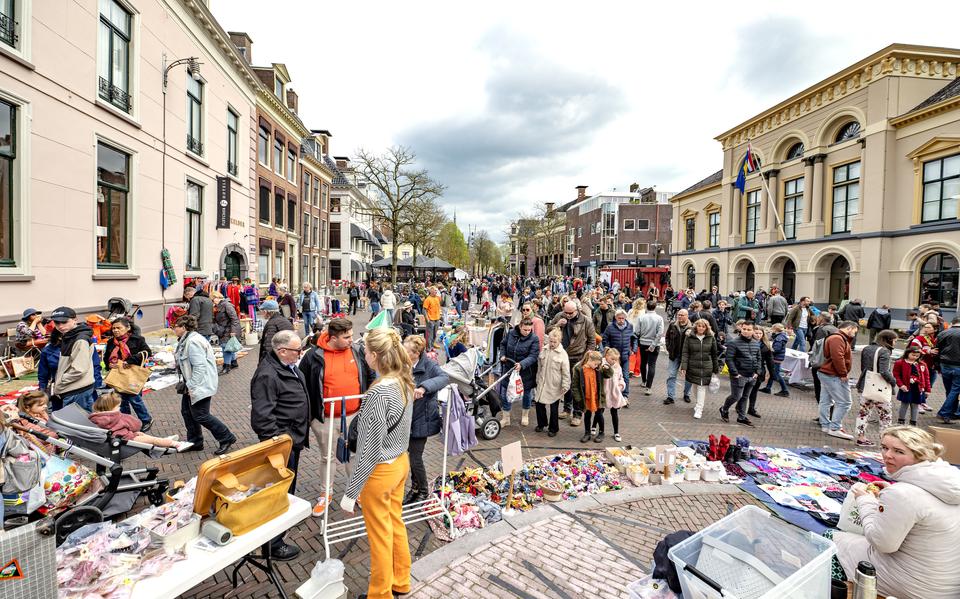 De vrijmarkt van 2023 in Leeuwarden werd goed bezocht.