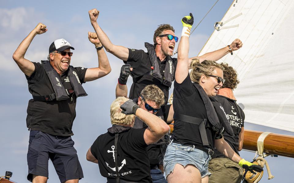 Grote vreugde op de Sterke Jerke na het finishschot bij de slotwedstrijd van de IFKS in Lemmer. In het midden, met de armen gespreid, schipper Pieter-Jilles Tjoelker. 