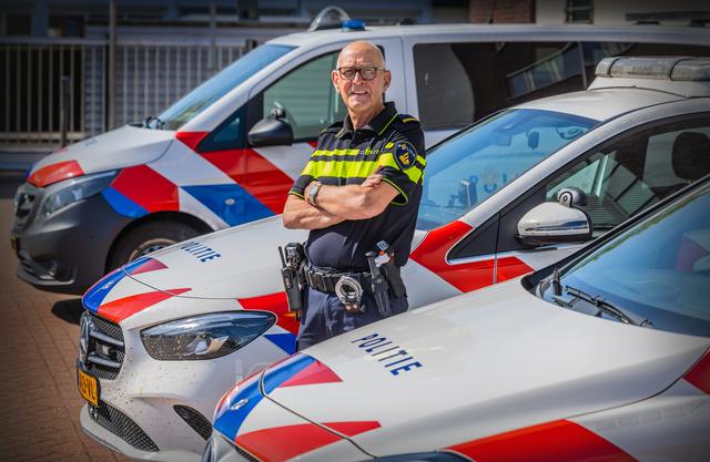 Ruurd (76) uit Sneek is de oudste politieagent van Friesland: ‘Ja, het is een passie’