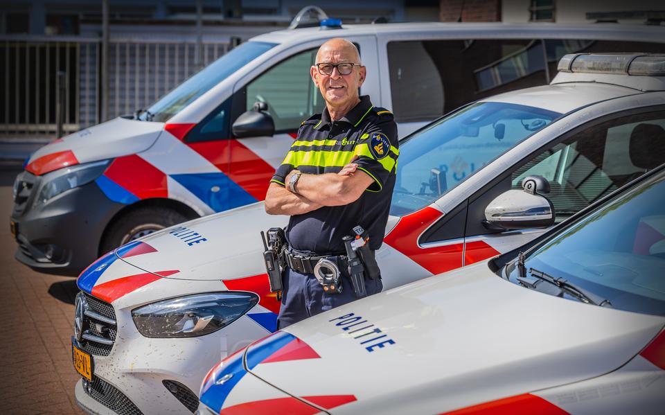 Ruurd de Groot Boersma bij het politiebureau in Sneek. Hij is al 55 jaar vrijwilliger bij de politie en vindt het nog steeds geweldig.